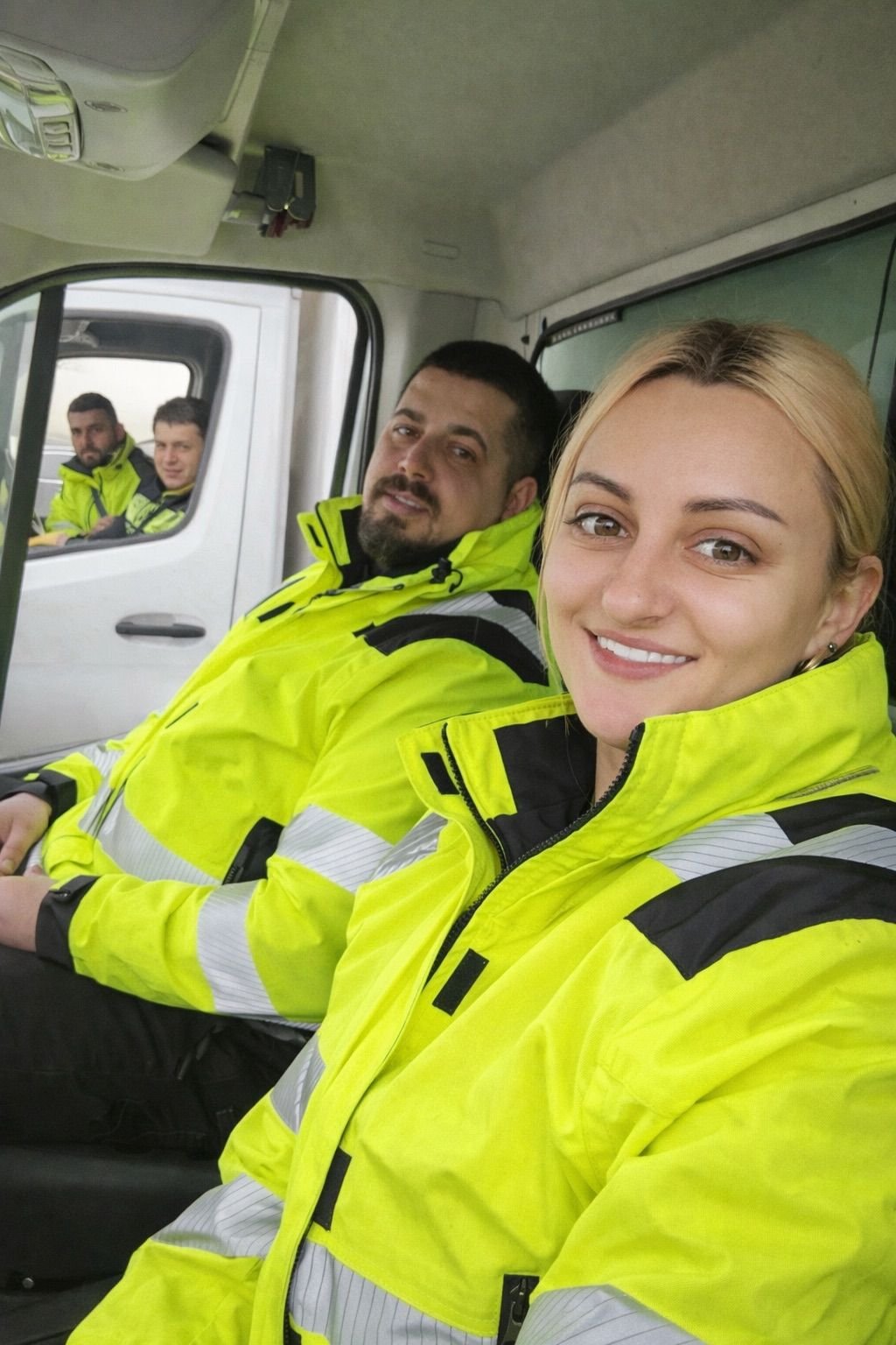 Alltinor-team i arbeidsklær i en varebil