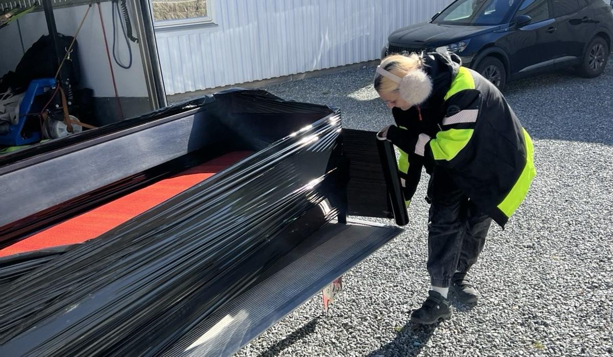 Håndtering av et beskyttet møbel ved lastebil